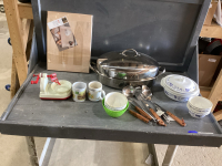 BOX S/S ROASTER W/RACK, PLASTIC BOWLS, MUGS, WOOD CUTTING BOARD