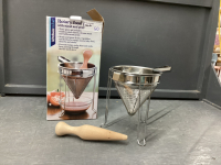ROTARY FOOD PRESS W/ STAND &. PESTLE