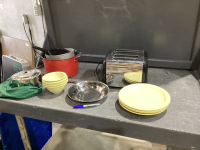 GOOD LIDDED TOTE WITH CAMPING DISHES + ACCESSORIES