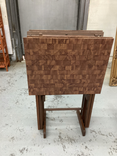 SET OF 4 TV TRAYS ON RACK