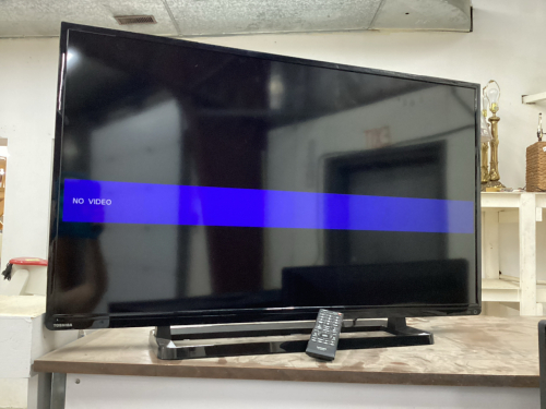 TOSHIBA 40" FLAT SCREEN TV W/ REMOTE ON STAND