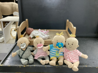 WOOD DOLL BED W/ (5) DOLLS