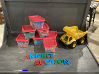 BOX MAGNETIC LETTERS & PLASTIC DUMP TRUCK
