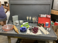 BOX OF KITCHEN ITEMS - MUGS, DRINKING GLASSES, WINE GLASSES, DISH MAT, CUTLERY