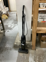 EUREKA BAGLESS STICK VACUUM