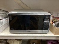 PANASONIC MICROWAVE W/ TURNTABLE