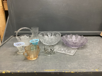 BOX OF VINTAGE GLASSWARE - PURPLE BOWL, ORANGE DEPRESSION GLASS CUP, (2) 1950'S SMALL VASES