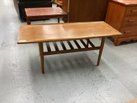 MID CENTURY MODERN LOOK COFFEE TABLE
