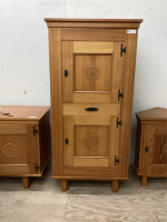 WOOD CABINET W/ ADJUSTABLE SHELVES, 0NE DRAWER.....NO HANDLES