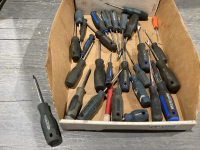 FLAT OF SCREWDRIVERS & PICKS