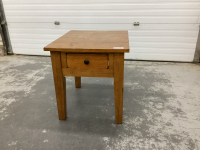 SIDE TABLE W/ DISTRESSED LOOK W/ ONE DRAWER