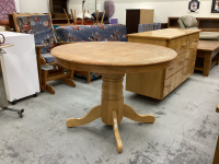 ROUND OAK PEDESTAL TABLE W. (1) LEAF