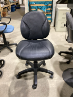 BLACK OFFICE CHAIR