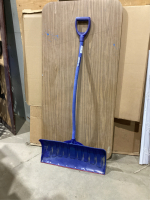 GARANT SNOW SHOVEL W/ ERGONOMIC HANDLE