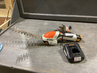 STIHL CORDLESS HEDGE TRIMMER W/ ONE BATTERY + CHARGER