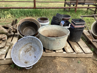 PALLET W/ PLASTIC PLANT. POTS,OLD WASH TUB, ENAMEL WARE BREADPAN