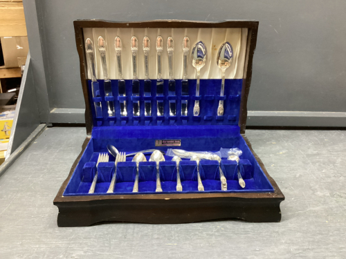 1847 ROGERS BRO SILVERPLATE UTENSILS IN WOOD CASE -