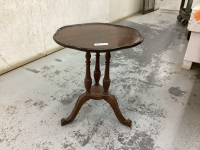 VINTAGE SIDE TABLE W/ SCALLOPED EDGES
