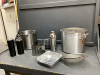 BOX W/ STAINLESS HERITAGE STOCK POT W/ LID, STRAINER, BUNDT PAN, STOCK POT W/OUT LID