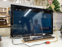 SONY BRAVIA 40" FLAT SCREEN TV W/ WALL MOUNT & REMOTE
