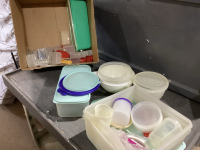 BOX OF ASSORTED TUPPERWARE & PLASTIC CONTAINERS