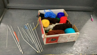 SMALL BOX OF KNITTING WOOL & NEEDLES