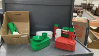 ASSORTMENT OF PLASTIC DISHES/PICNIC SETS