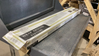 FLUORESCENT LIGHT FIXTURE 4&rsquo;