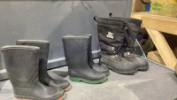 BOX W/ (2) PAIRS RUBBER BOOTS + SORREL WINTER BOOTS (SIZE 7)