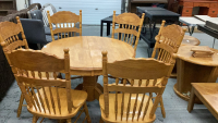 OAK PEDESTAL TABLE & 6 CHAIRS