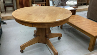 ROUND PEDESTAL TABLE ON CASTERS