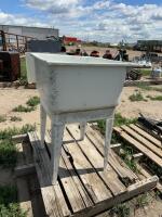 Polly shop sink