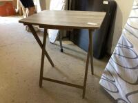 FOLDING TABLE