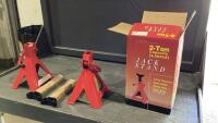 BOX WITH SET OF 2 JACK STANDS