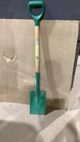 SMALL GARANT SQUARE NOSE SHOVEL
