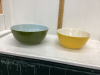 2 PYREX BOWLS IN PRIMARY COLOURS