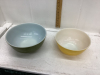 2 PYREX BOWLS IN PRIMARY COLOURS - 2