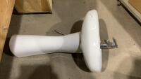 PEDESTAL SINK WITH TAP
