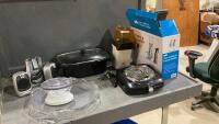 HOT AIR POPPER, SINGLE ELECTRIC BURNER, RADIO W/SPEAKERS, PLATTER, LARGE CASSEROLE