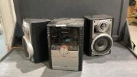 PANASONIC CD PLAYER/RADIO WITH 2 SPEAKERS