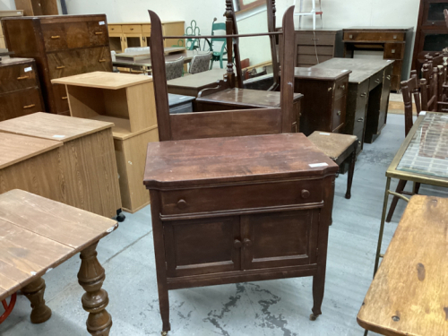 WASH STAND ON CASTERS