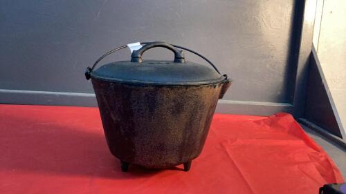 SMALL 3-LEGGED CAST IRON POT W/ LID & HANDLE