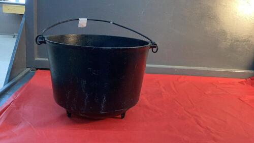 CAST IRON 3-LEGGED POT W/ HANDLE