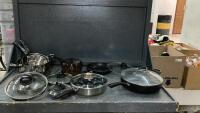 TOTE W/ STAINLESS POTS, PANS, FRY PANS, ONE VISIONS GLASS POT