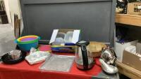 BOX OF KITCHEN ITEMS - PLASTICWARE, TEAPOT, STONEWARE BUNDT PAN, CARBON FILTER, GRATER, ELECTRIC KETTLE ETC