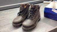 PAIR OF LIGHTLY LINED BOOTS SIZE 41