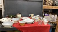 BOX W/VINTAGE ITEMS - ROOTBEER MUG, GREEN CHIP BOWL, PEPSI COLA SALT & PEPPER, FLOUR SIFTER, PYREX BOWLS & CUPS