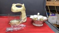HAMILTON BEACH MIXMASTER &. CERAMIC BOWL W/ FAKE GOLD APPLES