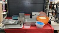 BOX OF KITCHEN ITEMS - PLASTIC CONTAINERS & BAKING PANS