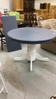 ROUND PEDESTAL TABLE W/ (1) LEAF